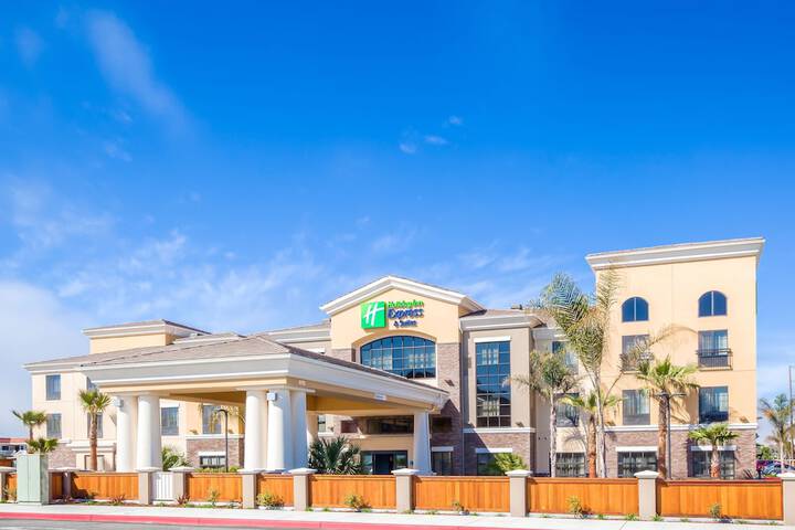 Holiday Inn Express & Suites Eureka by IHG