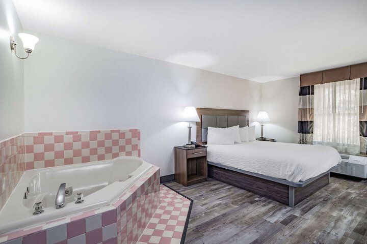 Room 8 of 16