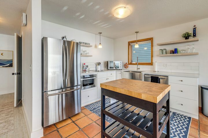 Oceanside Escape w / Stunning Views: Walk to Beach!