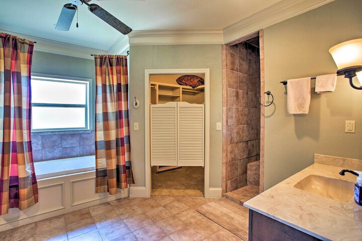Spacious Stallion Lake Ranch Home w / Patio