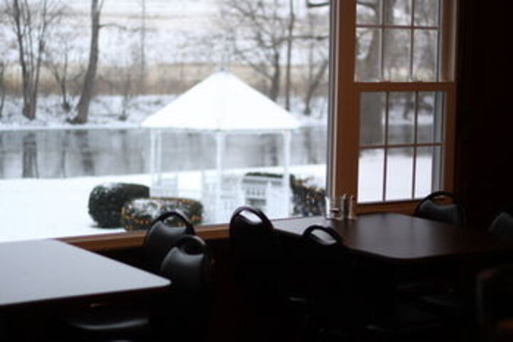 Edgewater Inn & Riverside Grill