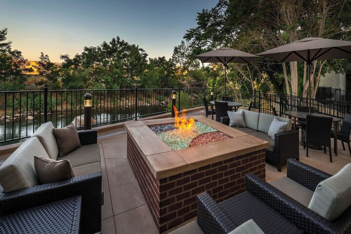 Courtyard Reno Downtown / Riverfront
