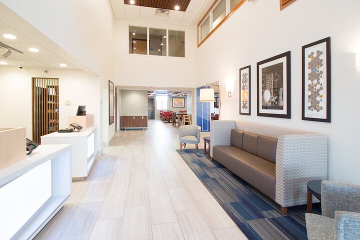 Holiday Inn Express & Suites Worthington by IHG