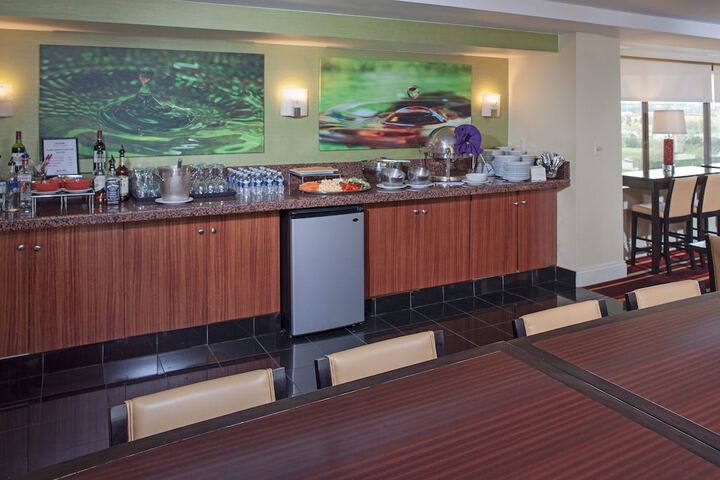 Lounge 22 of 29