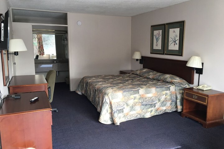 Room 8 of 9