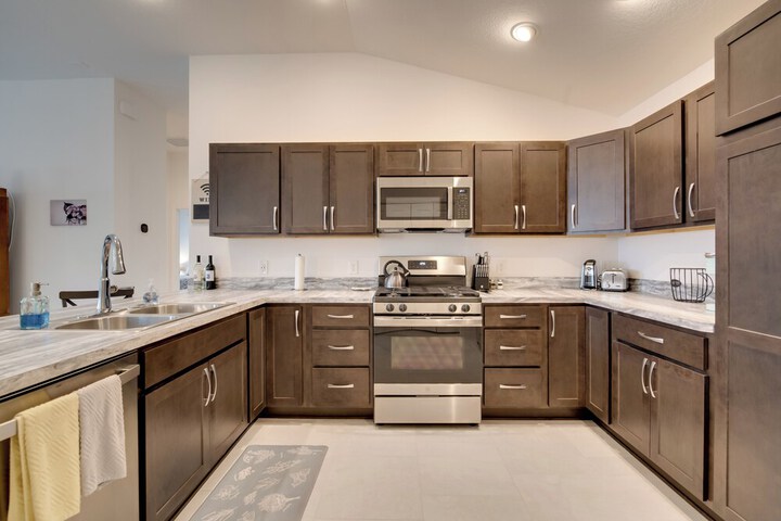 Sun-soaked Retreat in The Villages w / Grill!