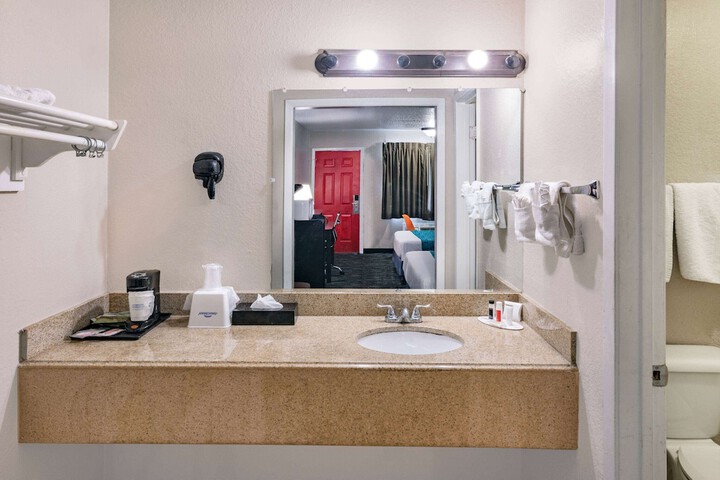Room 33 of 60