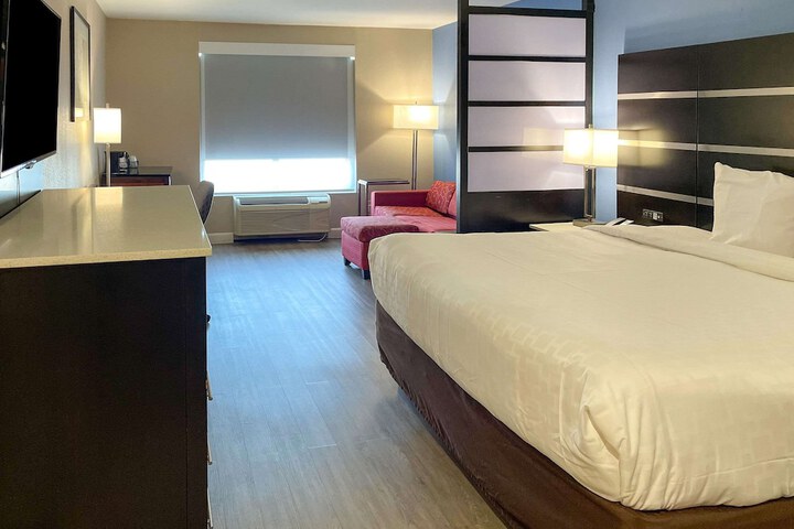 Room 52 of 67