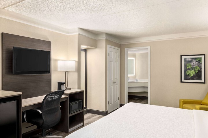 Room 17 of 32