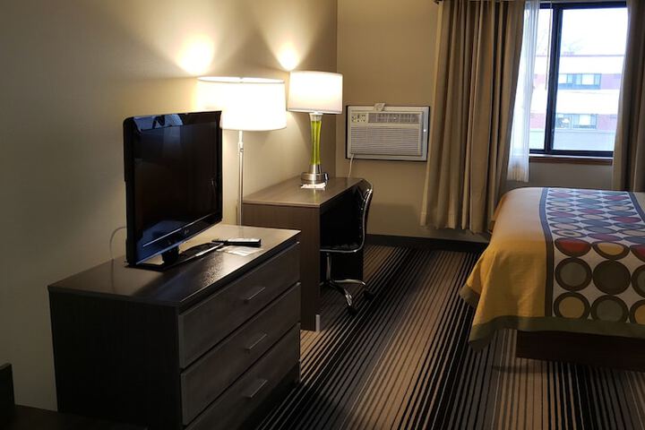 Super 8 by Wyndham Milwaukee Airport