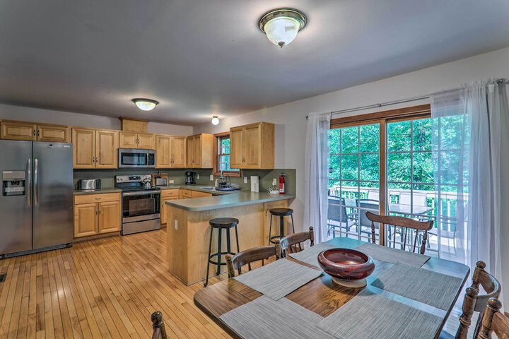 Poconos Retreat w / Game Room Hot Tub, & Sauna!
