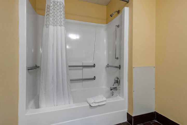 Room 6 of 25
