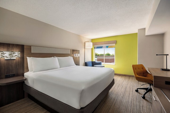Holiday Inn Express Hotel & Suites Fredericksburg by IHG