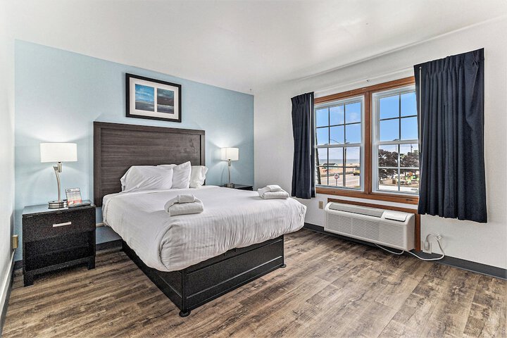 Snyders Shoreline Inn