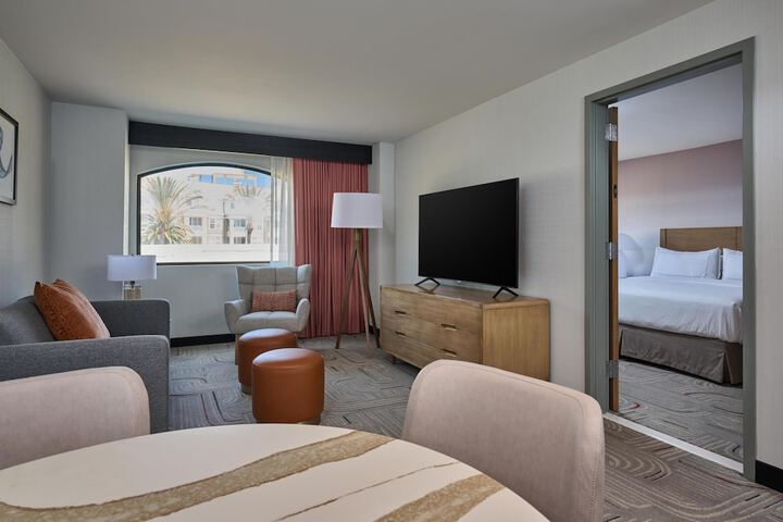 Hotel Zessa Orange County Airport a DoubleTree by Hilton