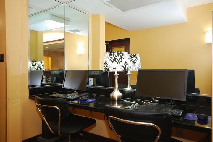 Business Center 23 of 34