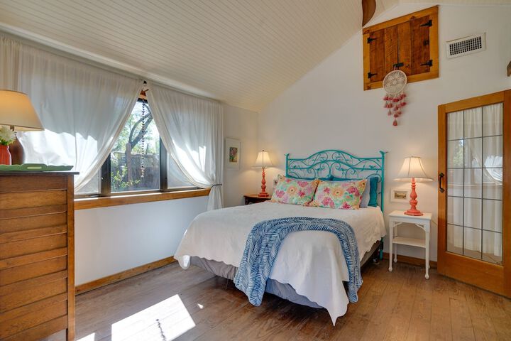Patagonia Cottage w / Patio & Yard: Walk to Town!