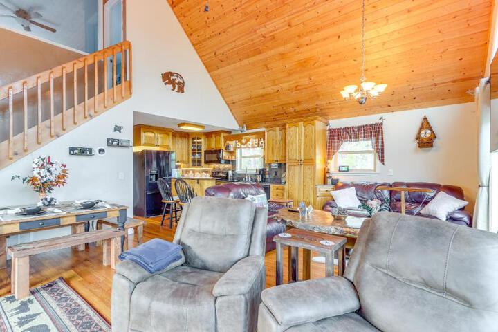 Peaceful Cabin Retreat - 9 Mi to Murphy!