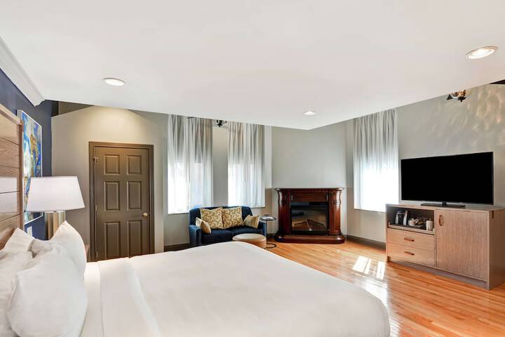 The Cincinnatian Hotel Curio Collection by Hilton