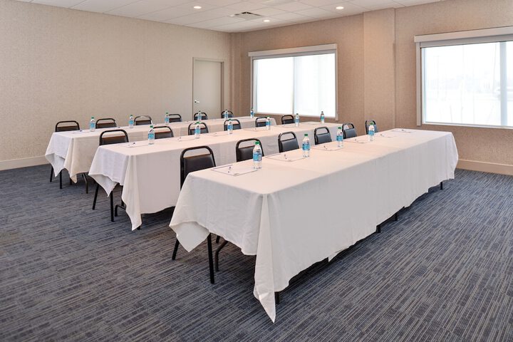 Holiday Inn Express & Suites Farmington Hills - Detroit by IHG