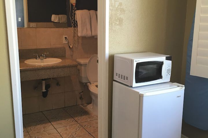 Room 13 of 32