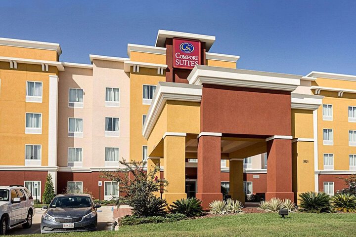 Comfort Suites near Tanger Outlet Mall