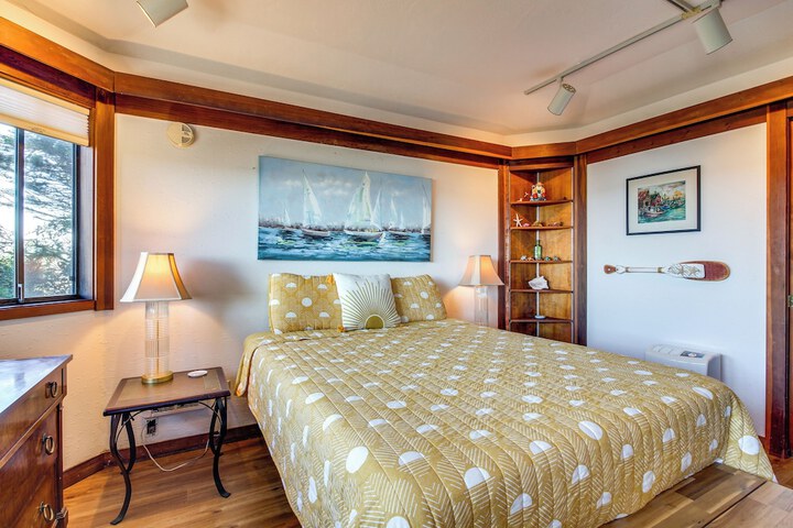 Enchanting Coos Bay Sanctuary w / Lush Views!