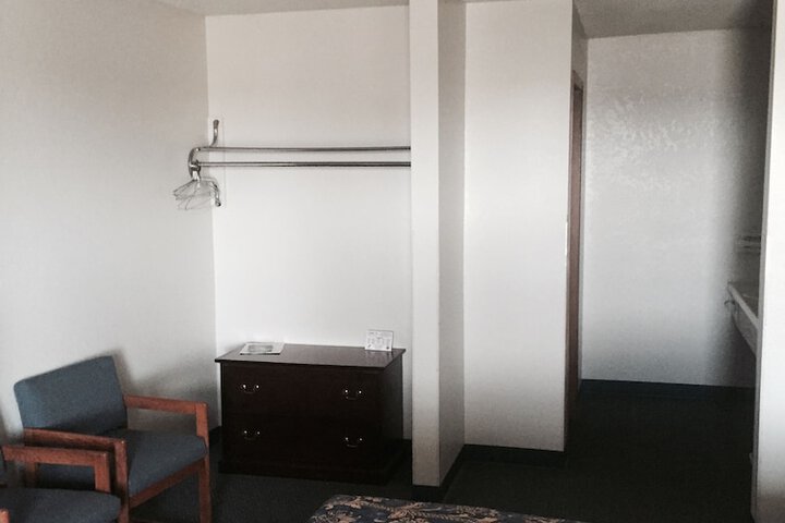 Room 6 of 8