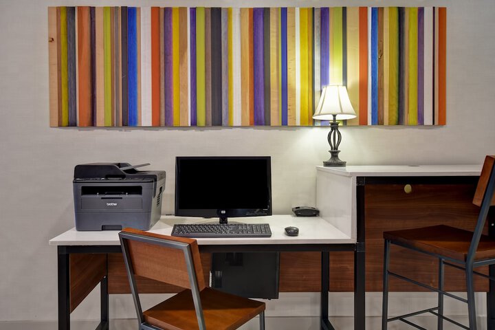 Holiday Inn Express & Suites Allentown-Dorney Park Area by IHG