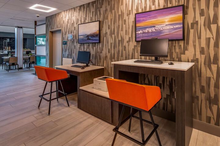 Business Center 24 of 25