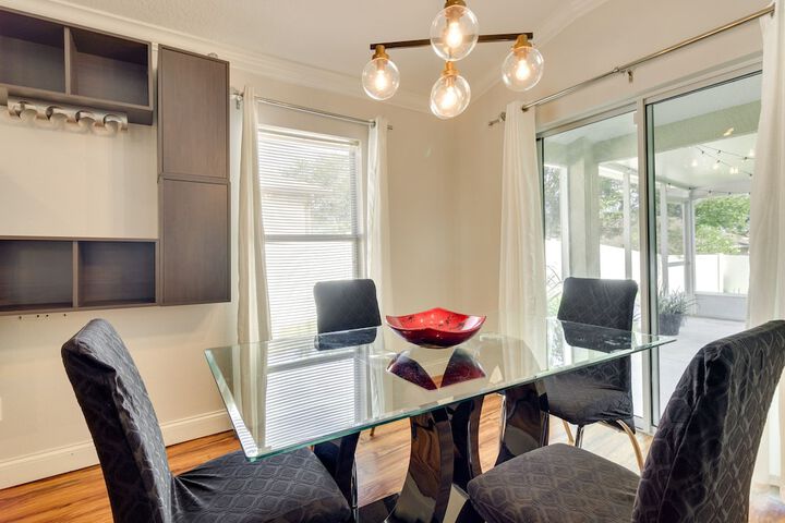 Charming Leesburg Getaway w / Screened Porch!