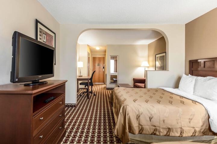 Quality Suites Paducah I-24