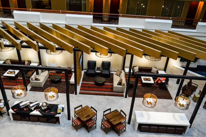 Lounge 92 of 103