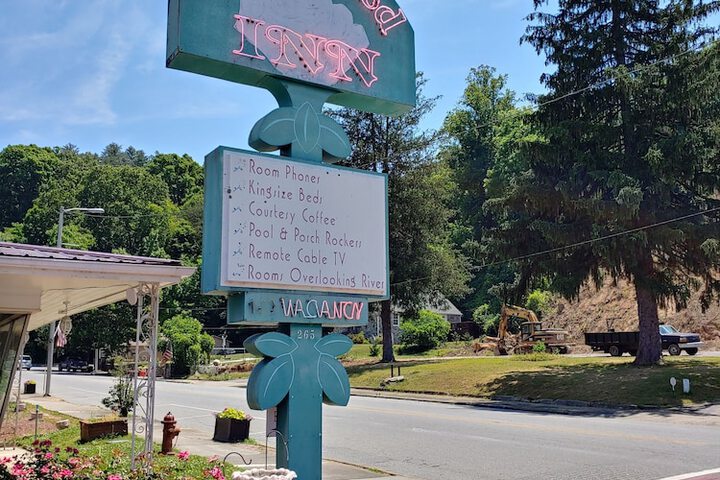 RoseWood Inn