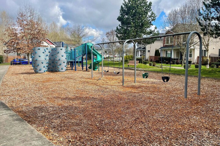 Spacious Kent Home Near Seatac Airport w / Patio