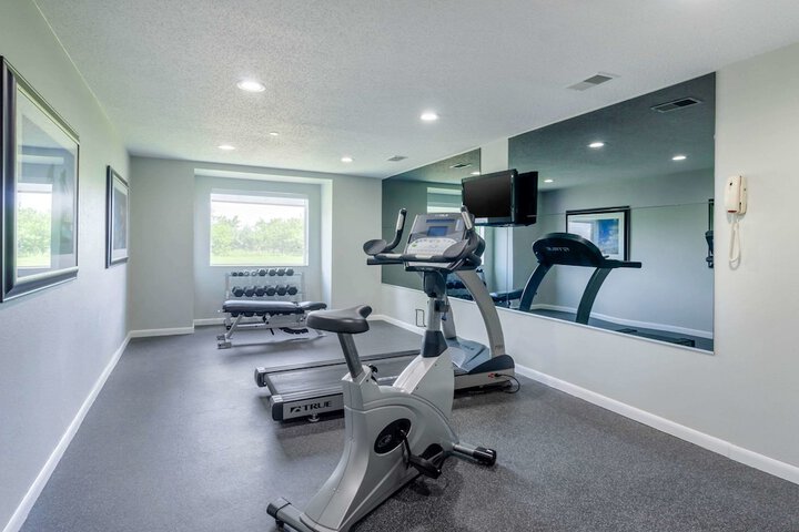 Clarion Pointe Staunton East