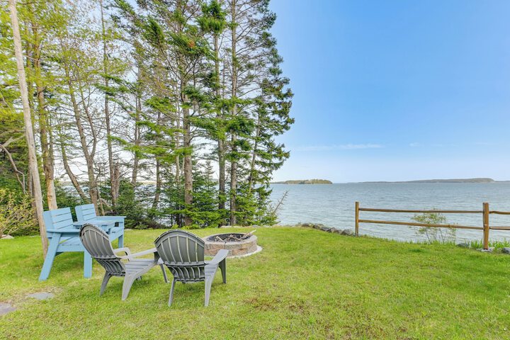 Waterfront Roque Bluffs Hideaway w / Private Beach