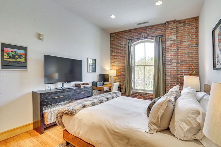 Near Trail: Dtwn Eagle Ranch Condo w / Balcony