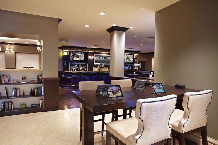 Lounge 87 of 130