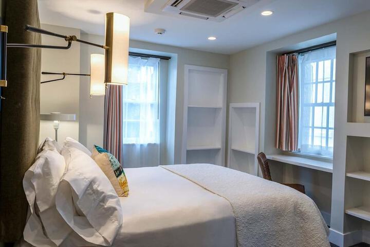 Room 4 of 25