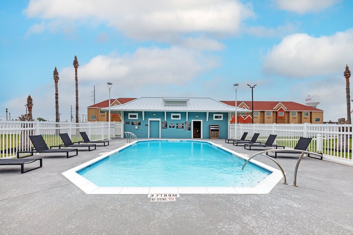 Pool 10 of 32