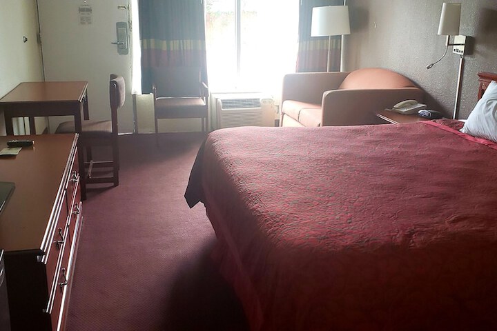 Room 25 of 28