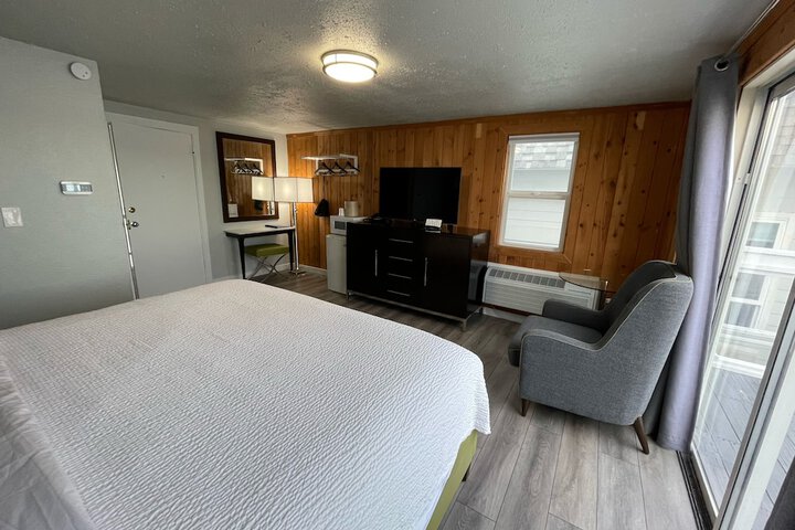 Tides Inn & Suites