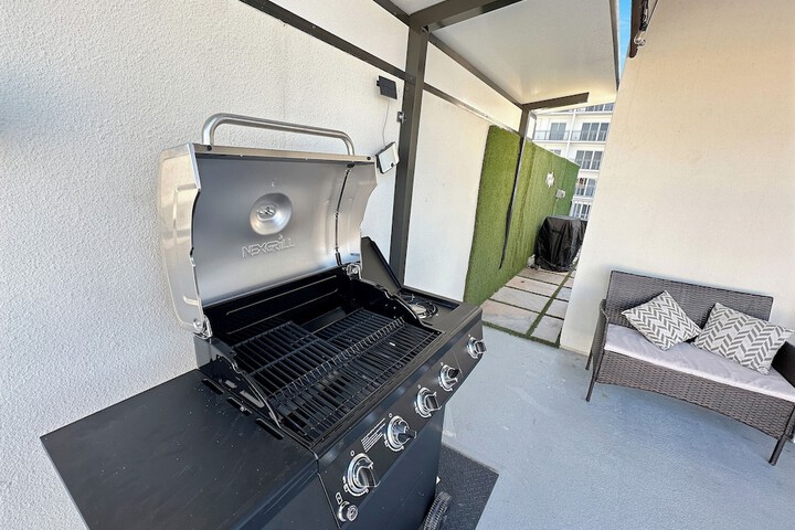 Experience Luna Sky! 65 TV Bar BBQ go FL Keys