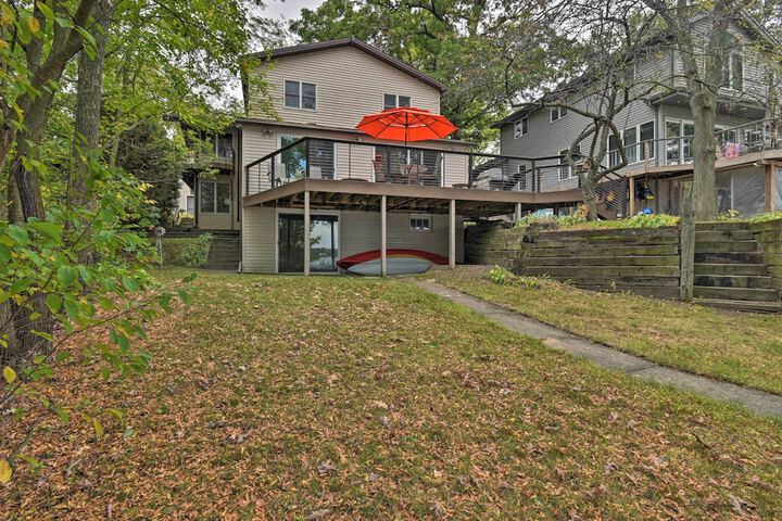 Spacious Lakehouse w / Deck Kayaks, & Dock!