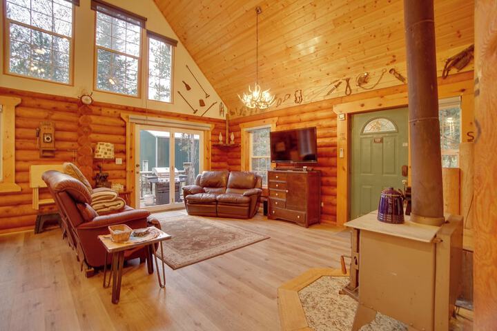 Donnelly Cabin w / Private Deck: Near Lake Cascade!