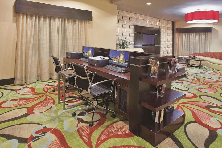 Business Center 36 of 38