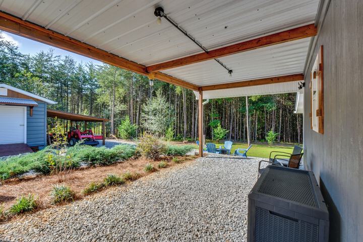 Cozy Clarkesville Getaway w / Fire Pit!