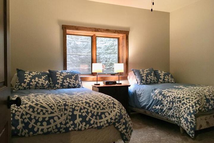 Lakefront Home 4 Bedroom 4 Bath Sleeps 12