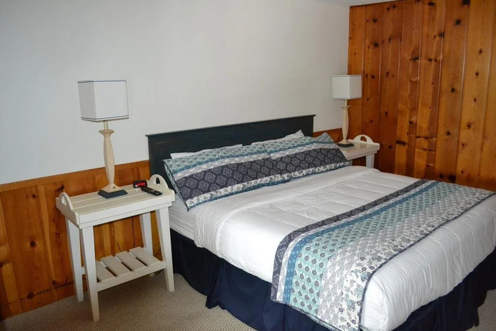 Buzzs Lakeside Inn